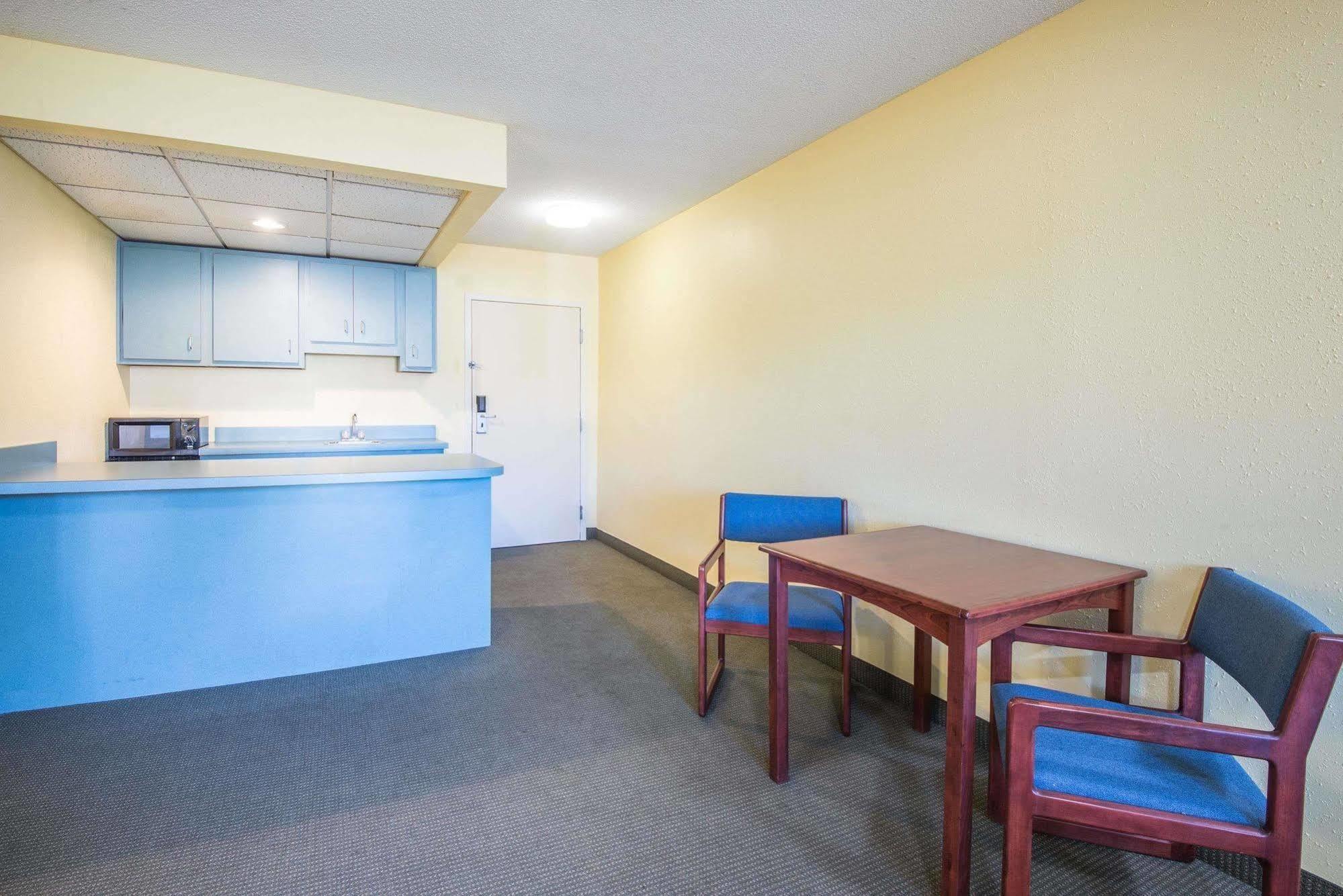 Days Inn By Wyndham Milan Sandusky South Eksteriør billede