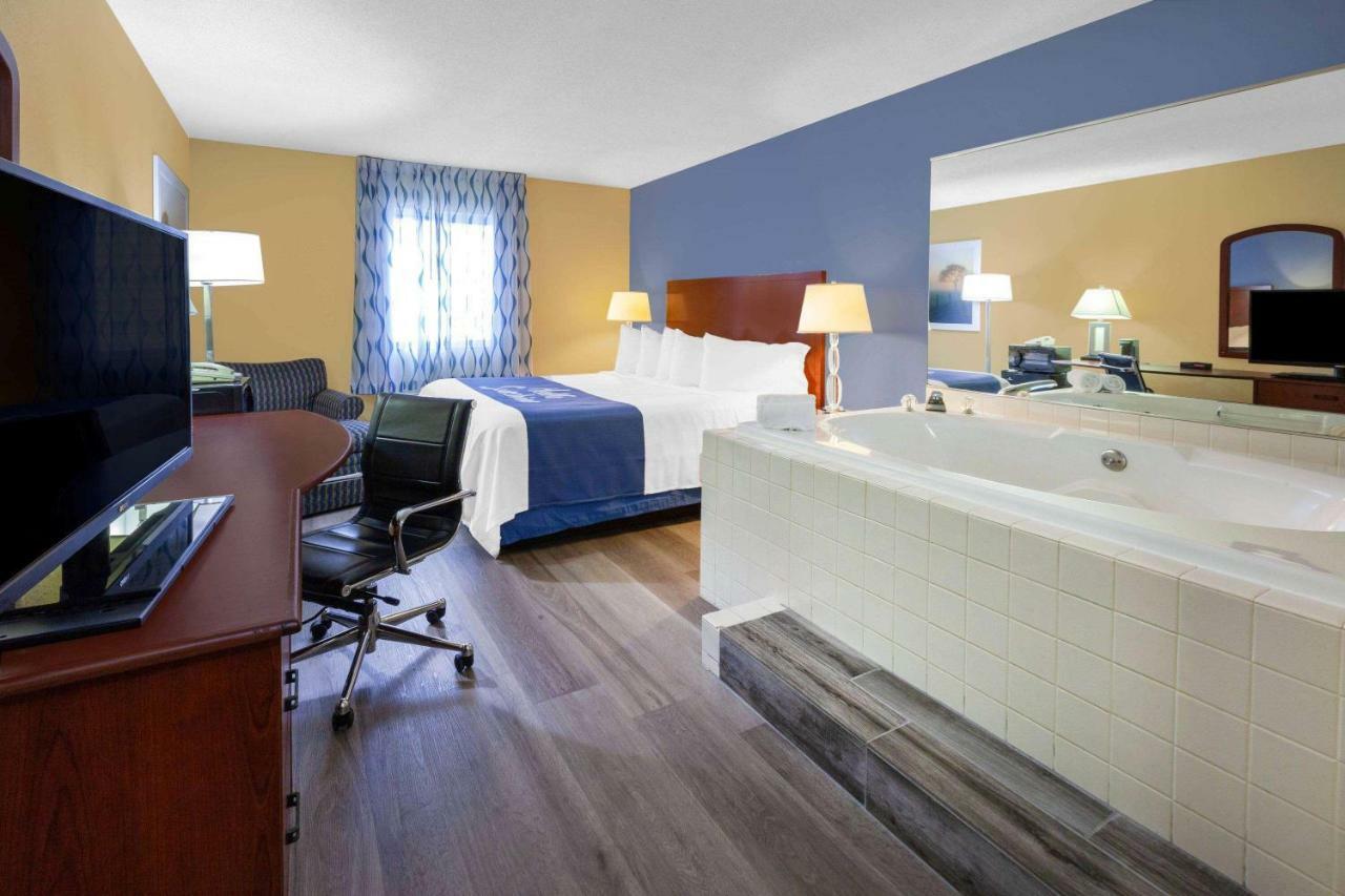 Days Inn By Wyndham Milan Sandusky South Eksteriør billede